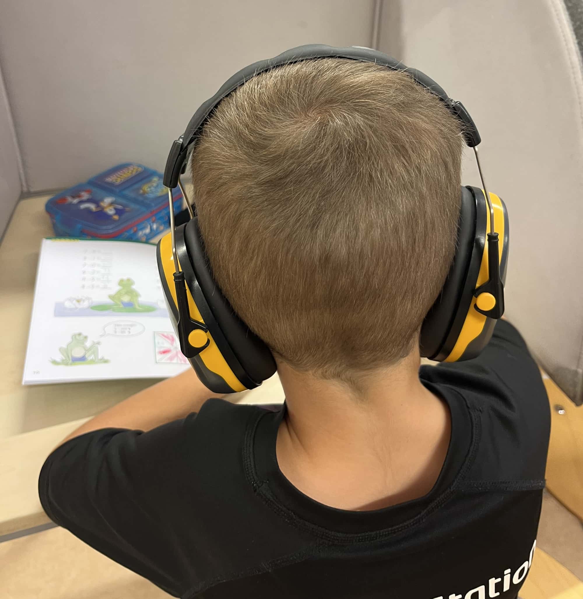 kid-with-headphone